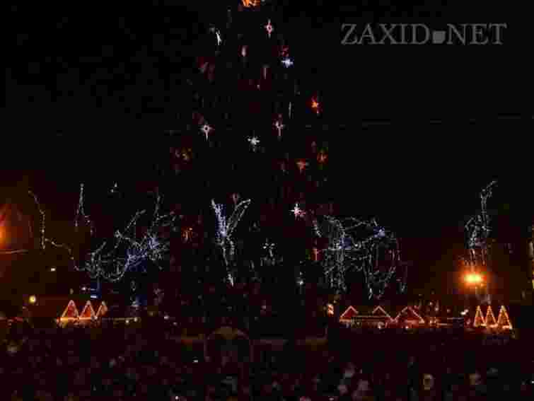 З-під міської ялинки Львова 1 січня вивезли 5 вантажівок сміття