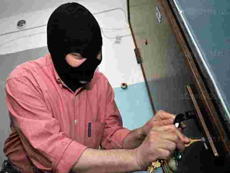 На Львівщині затримали "тріо" квартирних злодїв