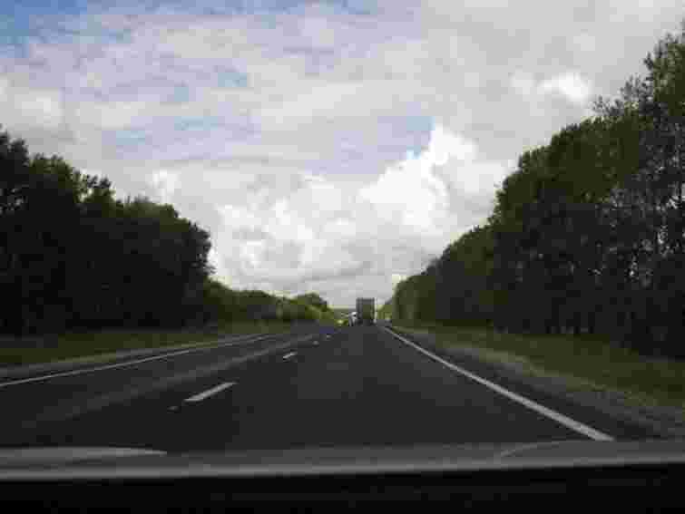 На Львівщині перекинувся автомобіль: травмовано двох людей 