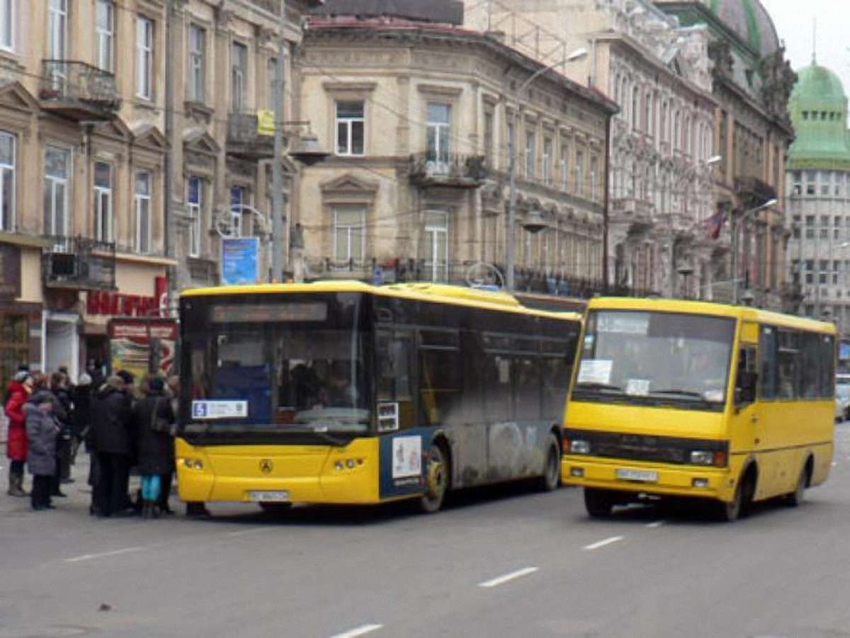 Приміські автобусні маршрути Львова хочуть скоротити