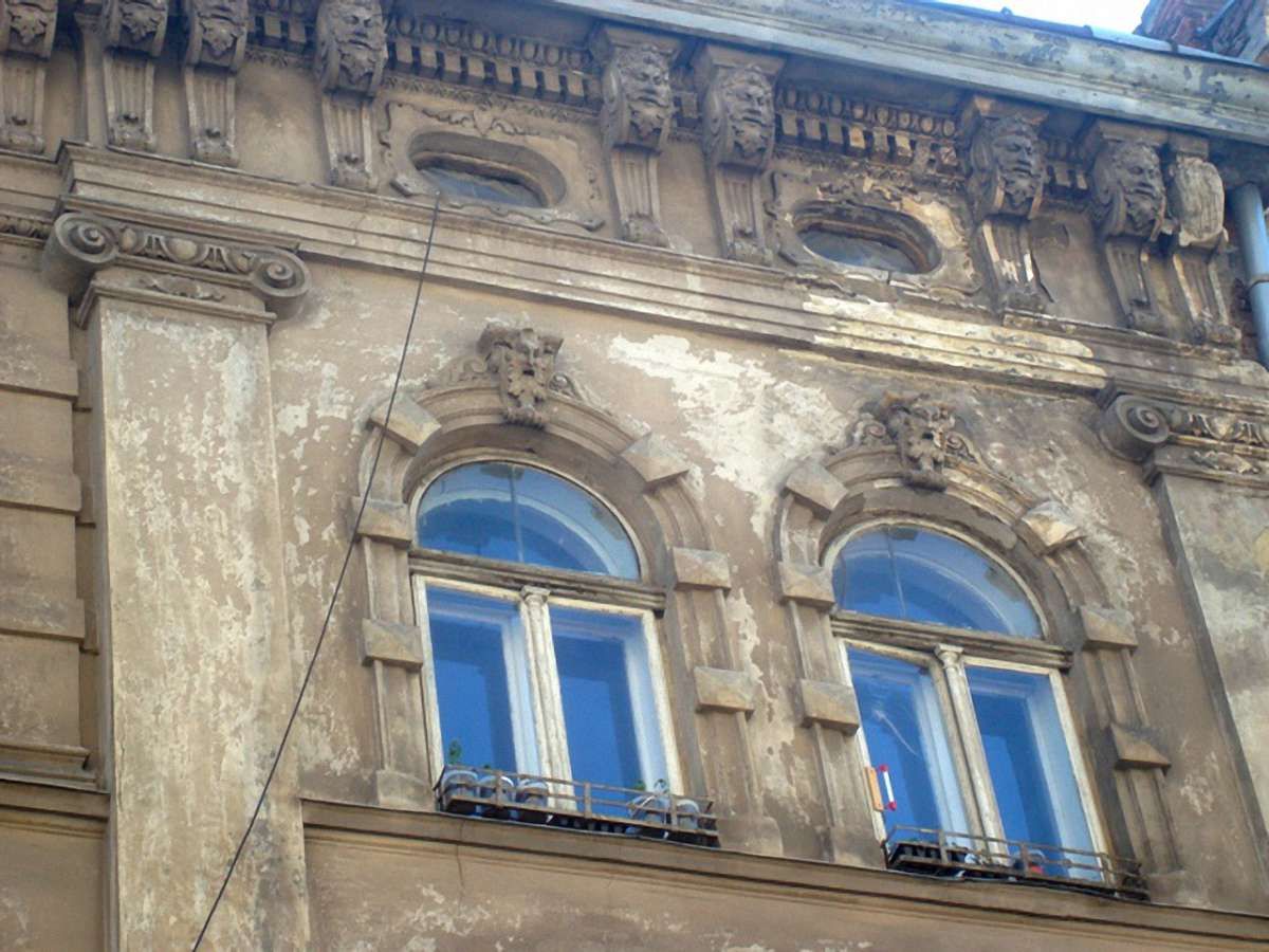 Львів’янку, на яку обвалилася штукатурка, відпустили додому