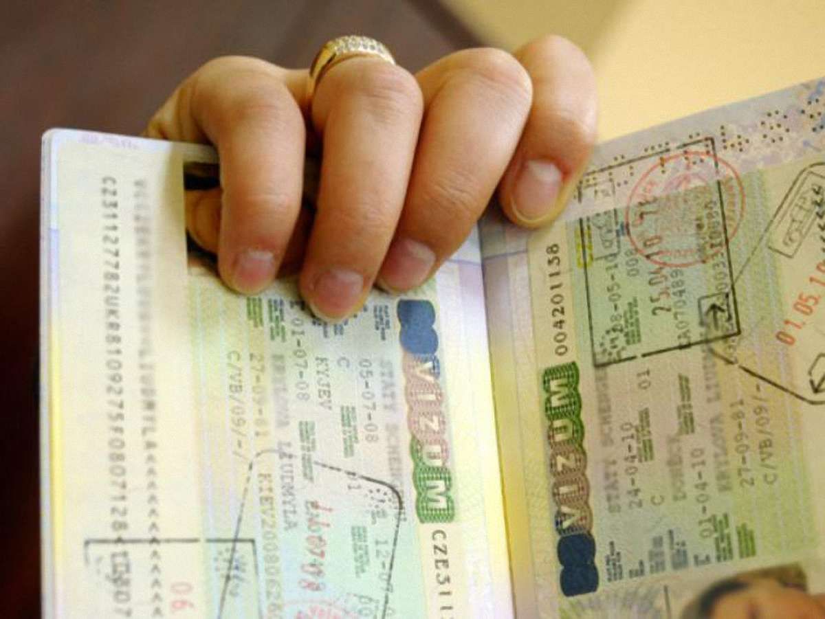 В Росії почнуть видавати закордонні паспорти з відбитками пальців