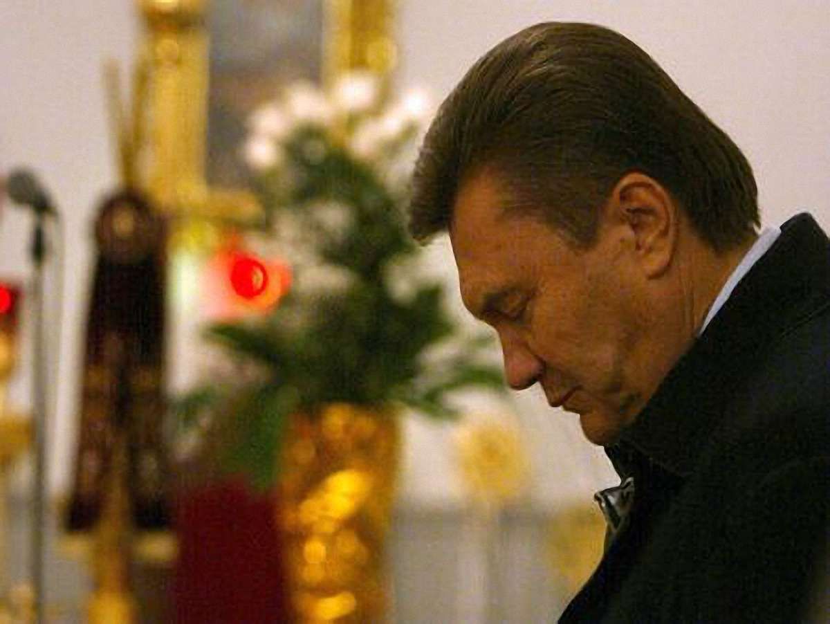 Янукович молитиметься на Різдво у Почаївській Лаврі