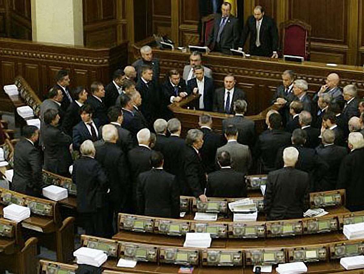 Студенти у вестибюлі Ради скандують, що освіта - не товар
