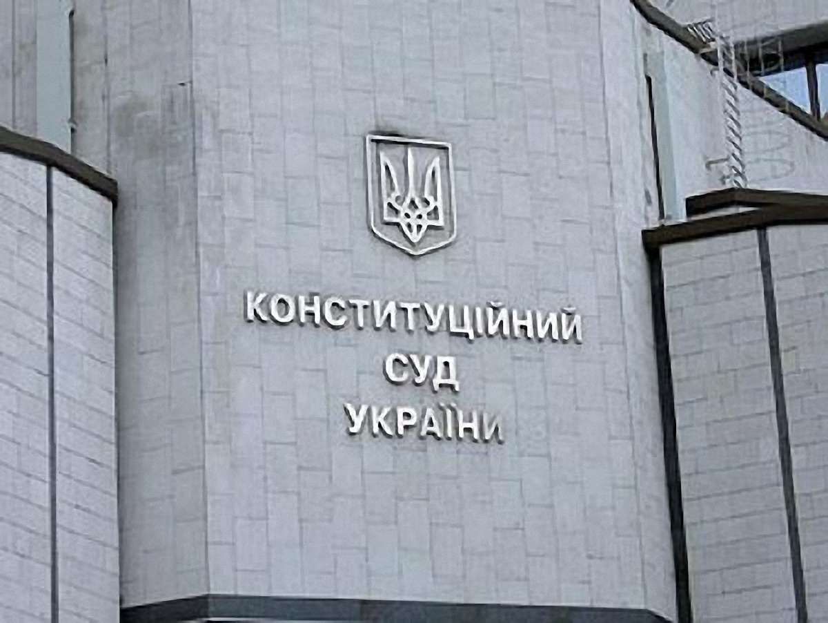 Яценюк пропонує зекономити на суддях КСУ 45 млн грн