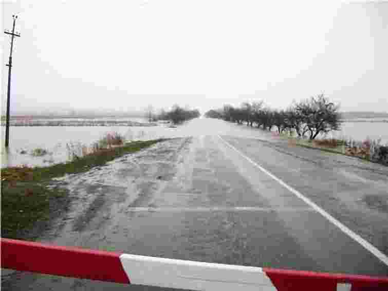 На річках Прикарпаття чиновник заробив 354 тис. грн