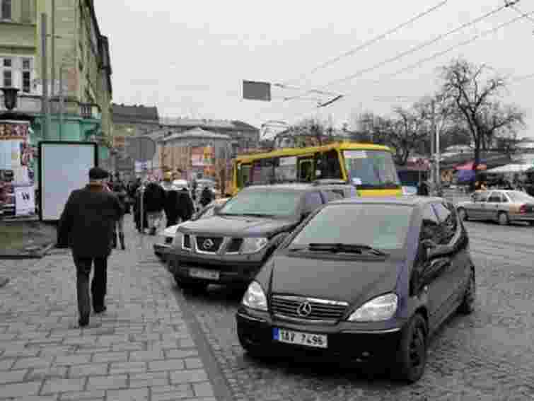  У Львові водії авто не дають зупинятися маршруткам