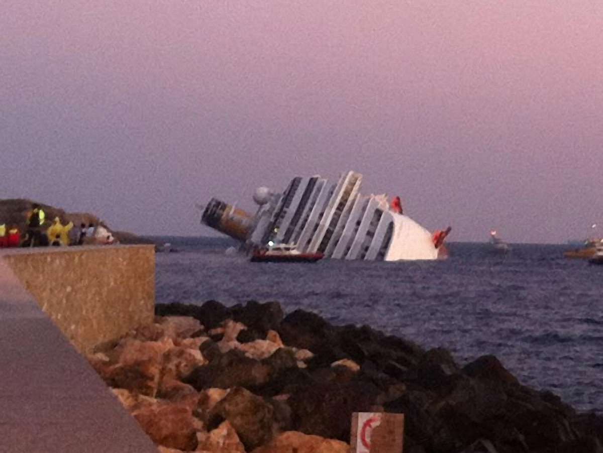 Круїзний лайнер Costa Concordia сів на мілину: є жертви