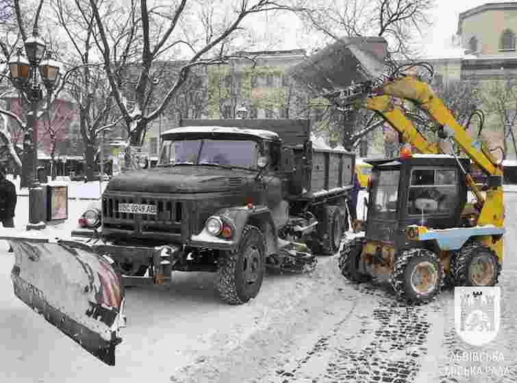 Львів уночі прибирали від снігу 65 одиниць техніки
