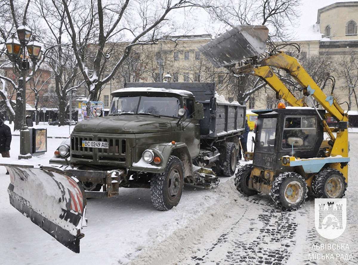 Львів уночі прибирали від снігу 65 одиниць техніки