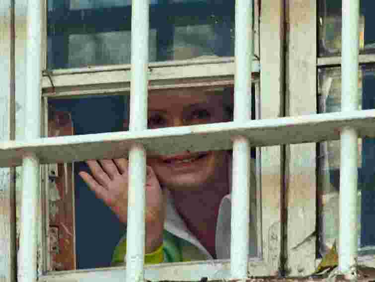 До Тимошенко прибула масажистка зі своїм столом