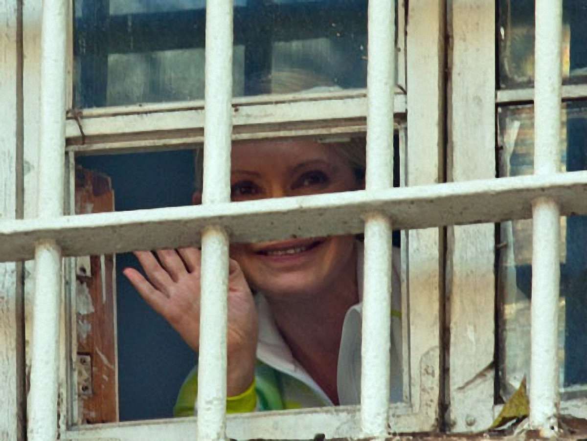 До Тимошенко прибула масажистка зі своїм столом