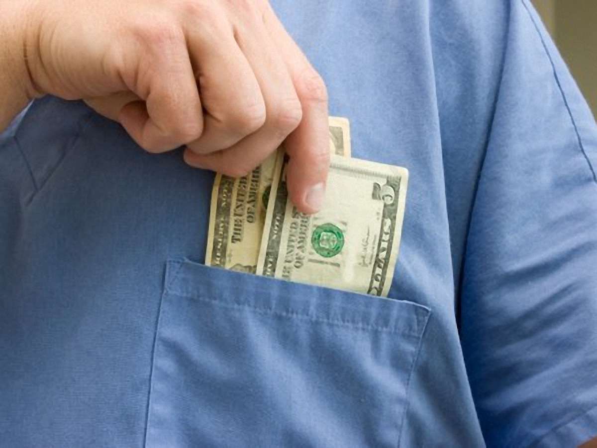 На Львівщині судитимуть керівника медзакладу за хабар у $7 тис.