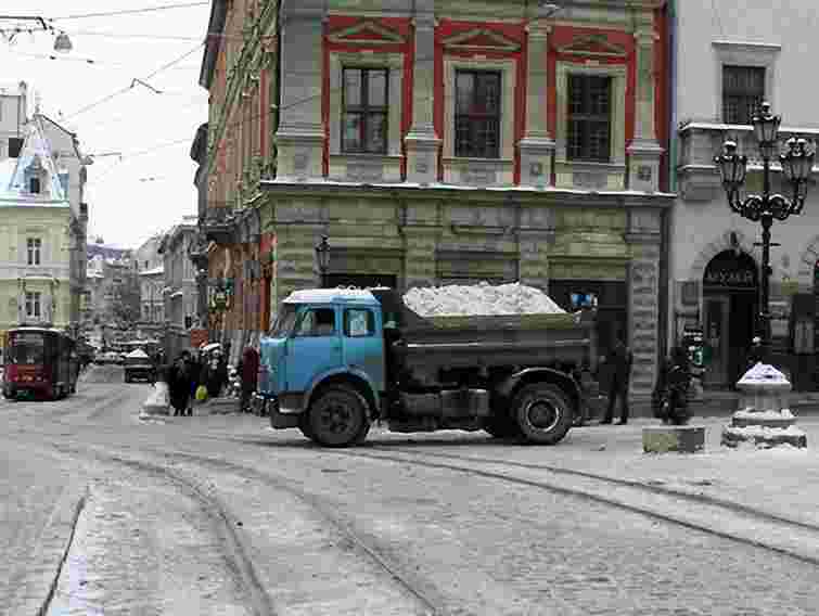 Центр Львова посипають елітною сіллю