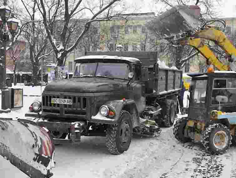 Цієї ночі Львів прибирало 108 одиниць снігоприбиральної техніки