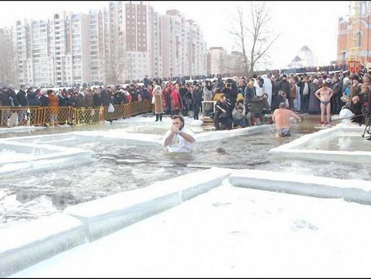 Янукович на Водохрещі зняв паркан біля собору