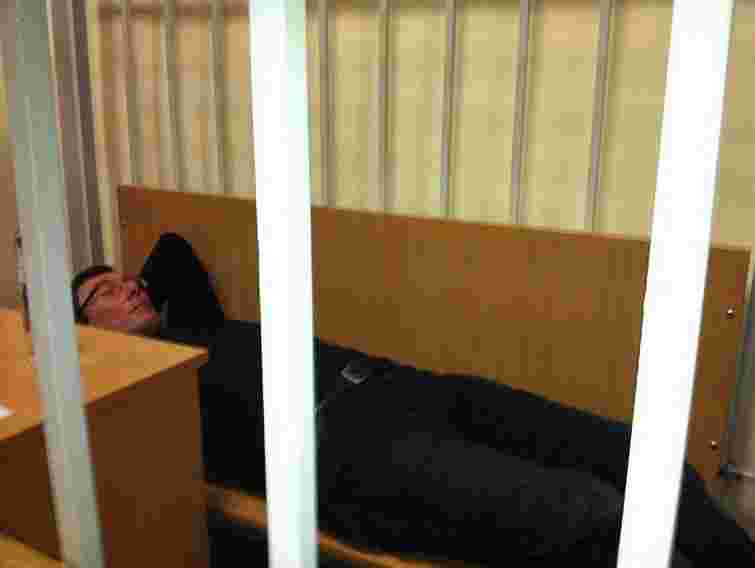 Луценку вчетверте за сьогодні до зали суду викликали «швидку»