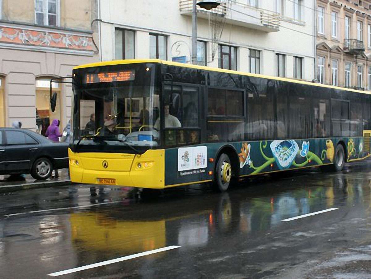 У Львові ще один  автобус ЛАЗу зійшов з маршруту через несправність