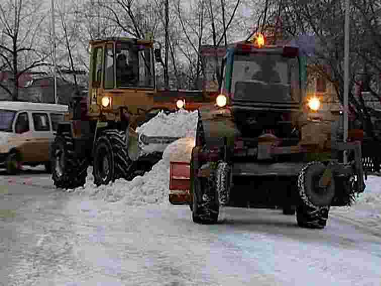 Уночі Львів прибирало 64 одиниці техніки
