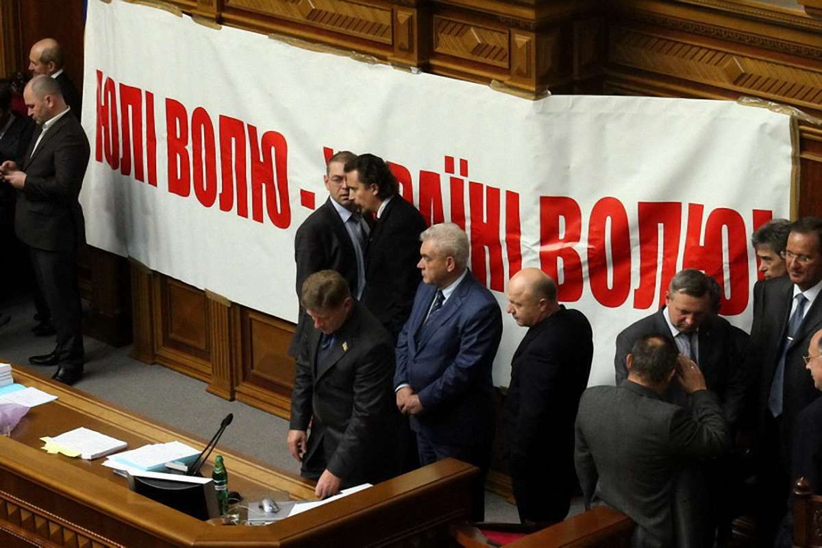 «Батьківщина»: За лазерний заклик «Юлі - волю» порушено справу 