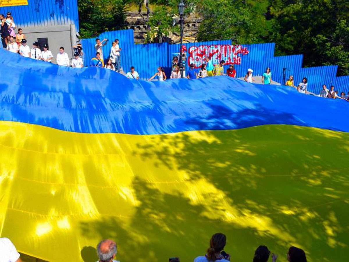 У День соборності береги Дніпра поєднає двохсотметровий прапор
