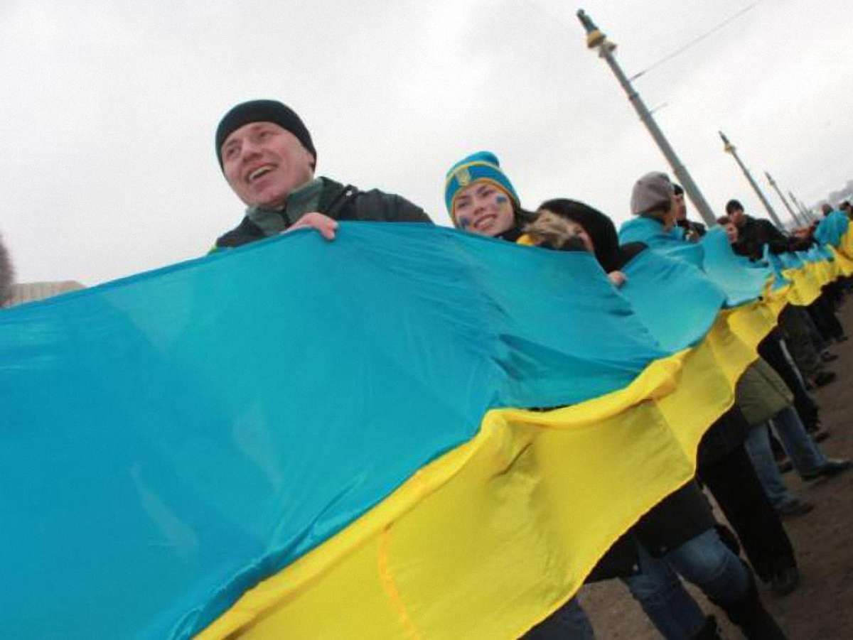 У Львові з’єднали живим ланцюгом пам’ятники Бандері та Шевченку