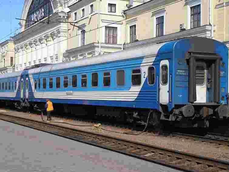 На Львівщині колійника затисло між локомотивом і вагоном