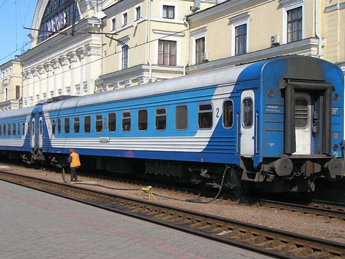 На Львівщині колійника затисло між локомотивом і вагоном