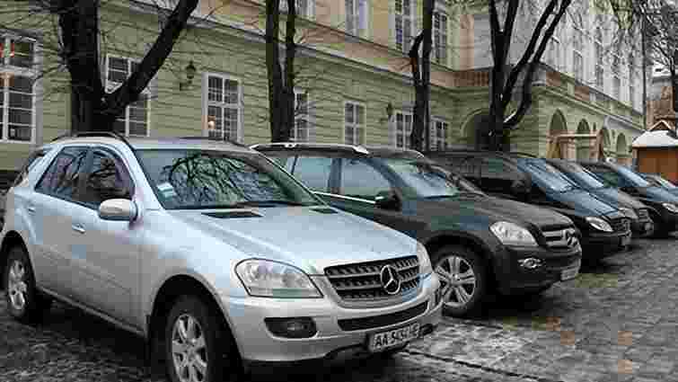У Львові на площу Ринок незаконно заїхало 10 автомобілів. Фото