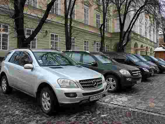 У Львові на площу Ринок незаконно заїхало 10 автомобілів. Фото