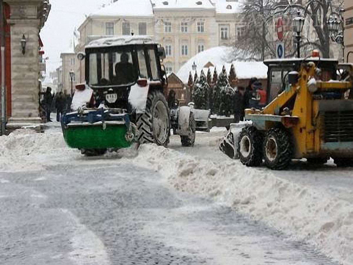 Львів від снігу вночі прибирало 65 машин
