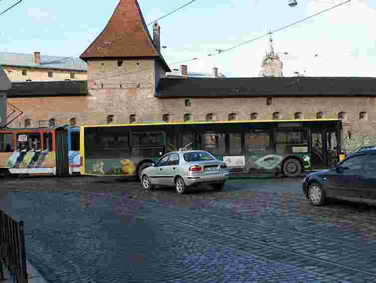 До понеділка у Львові вийдуть на маршрути 10 додаткових автобусів
