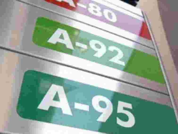 Податківці купили з тендера 40 тис. літрів бензину по 12,20 грн