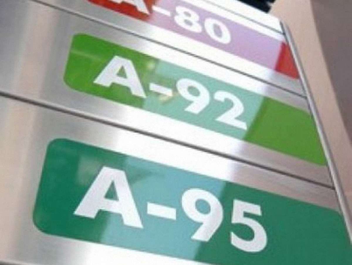 Податківці купили з тендера 40 тис. літрів бензину по 12,20 грн
