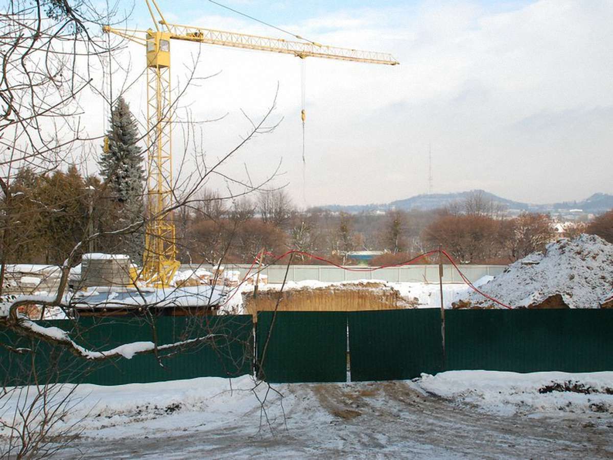 У Львові в Парку культури «реконструюють» знесений будинок