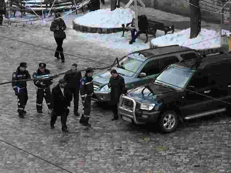 Іномарки під Львівською міськрадою припаркували туристи, - ДАІ