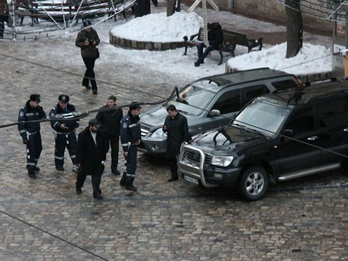 Іномарки під Львівською міськрадою припаркували туристи, - ДАІ