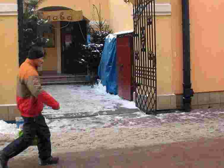 Гасло «Слава Україні» і тризуб у барі обурює поляків у Замості