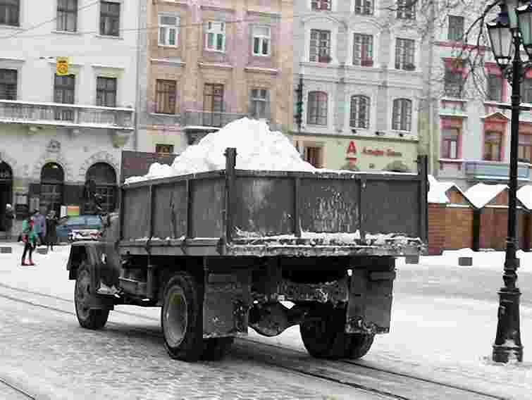 Львів від снігу прибирали сьогодні понад 2 тис. комунальників