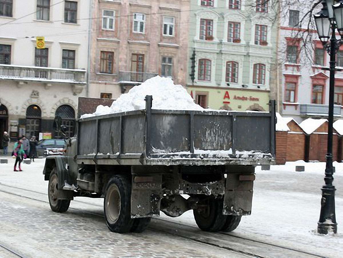 Львів від снігу прибирали сьогодні понад 2 тис. комунальників