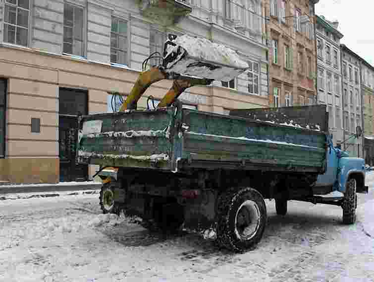 Львів від снігу вночі прибирало 66 спецмашин