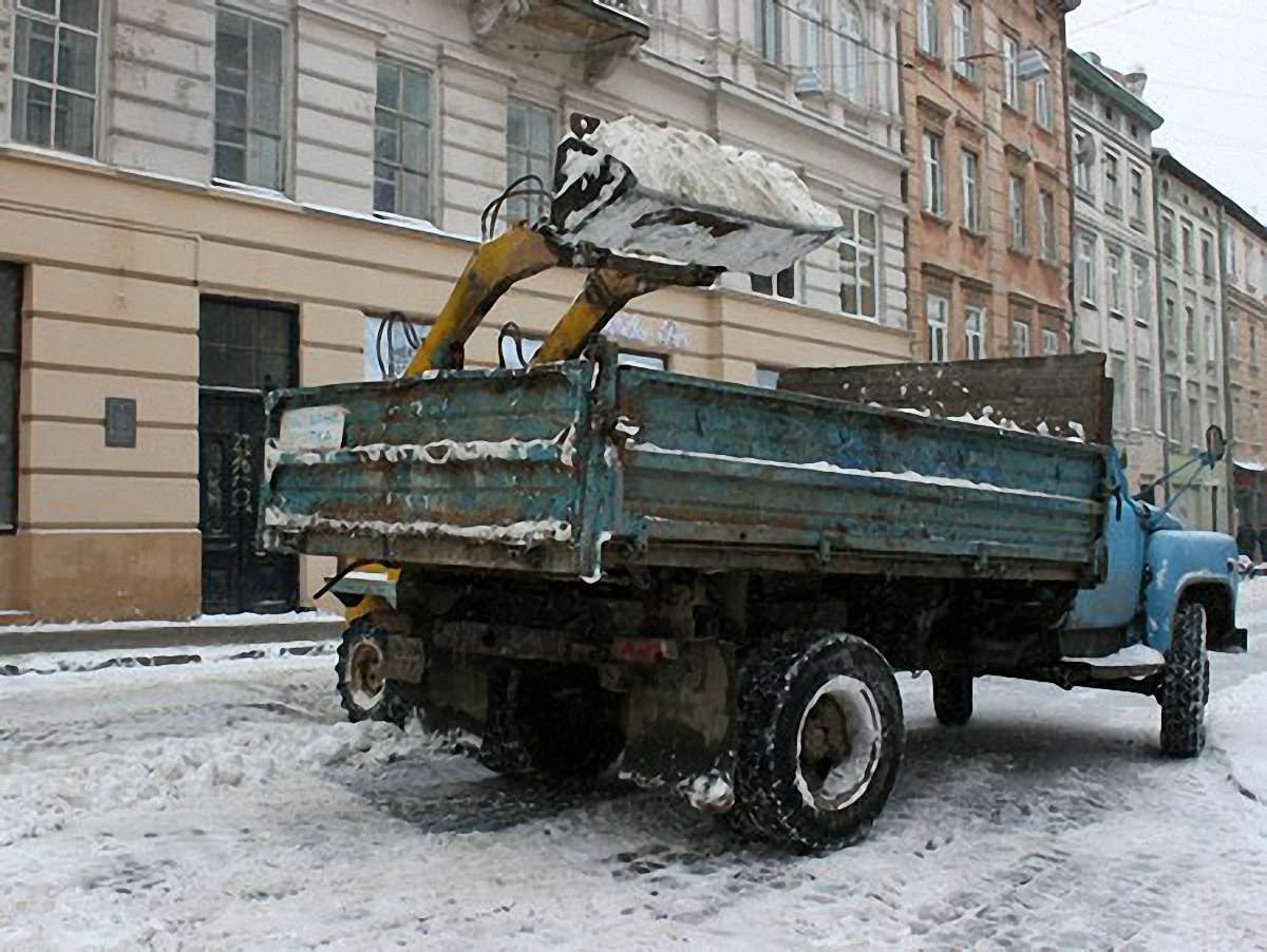 Львів від снігу вночі прибирало 66 спецмашин