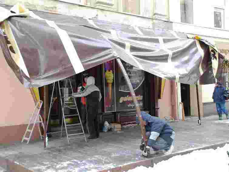 У Львові демонтували самовільно встановлений літній майданчик