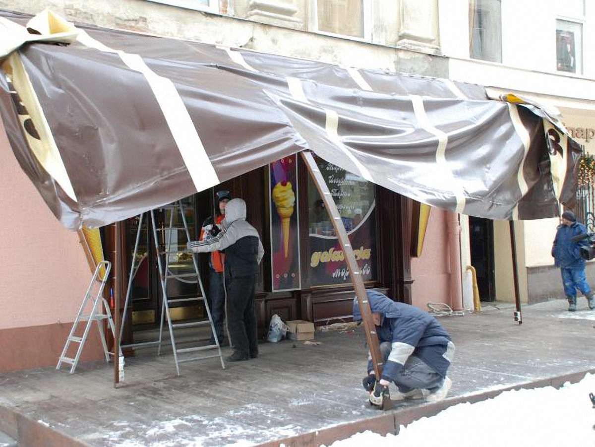 У Львові демонтували самовільно встановлений літній майданчик