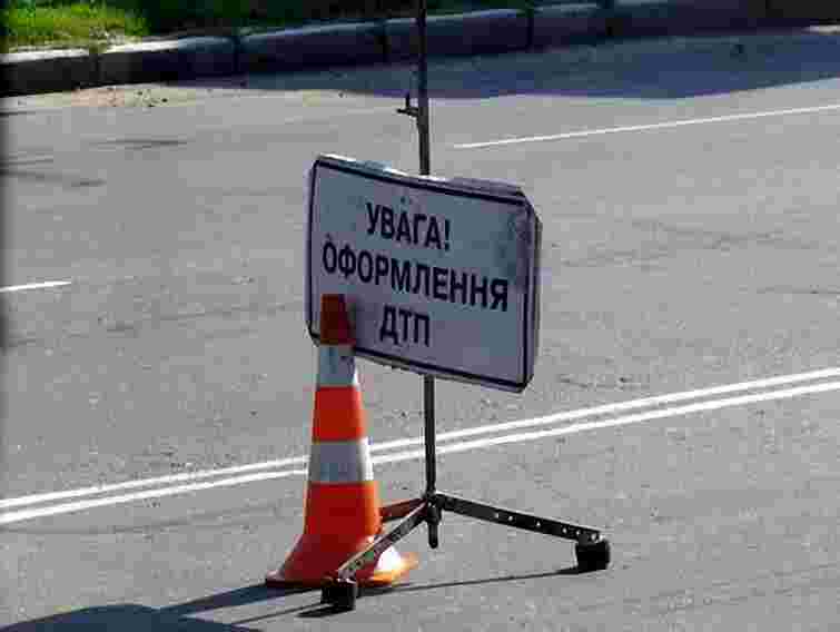 На Донеччині легковик врізався в автобус: 17 осіб травмовано    