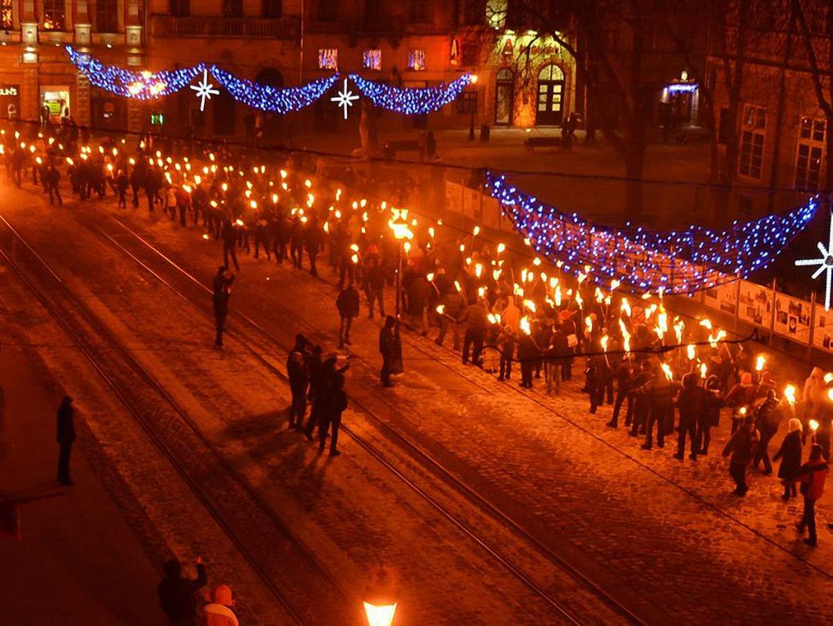 Героїв Крут у Львові вшанували смолоскипною ходою до Бандери