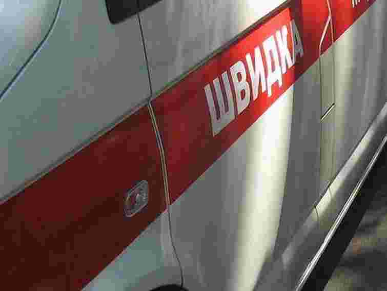 На Львівщині авто в’їхало в електроопору: троє травмованих