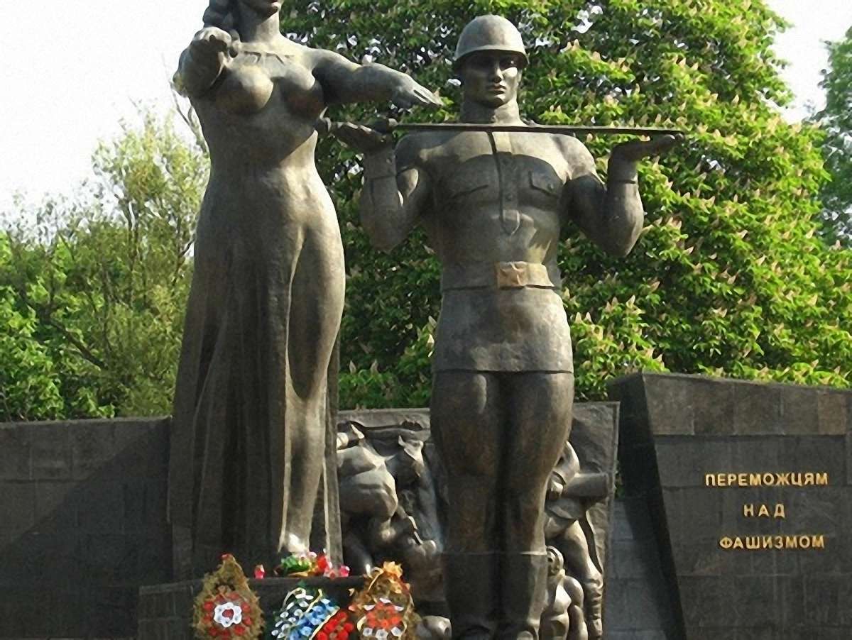 Сталінізм має бути притягнутий до ганебного стовпа, – політик