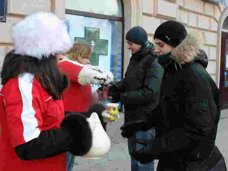 Ведучі Радіо Люкс ФМ напоїли слухачів гарячим чаєм