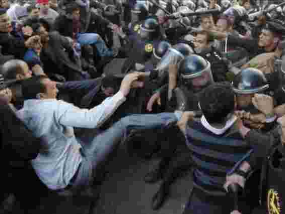 У Єгипті поліція розганяє протестувальників сльозогінним газом